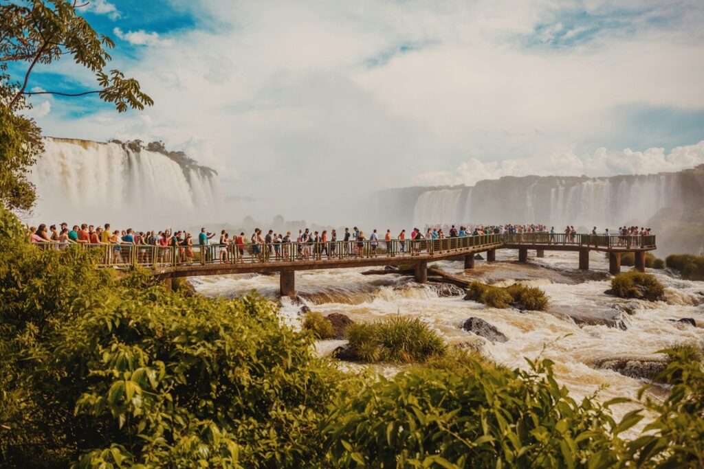 No Sul do Brasil, Foz do Iguaçu atrai turistas durante todo o ano