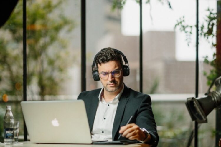 OpenAI muda o rumo e acelera a corrida pela IAG