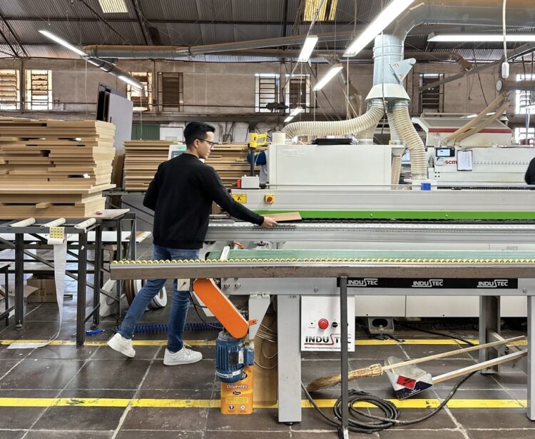 Jimmy Móveis reforça operação com produção terceirizada