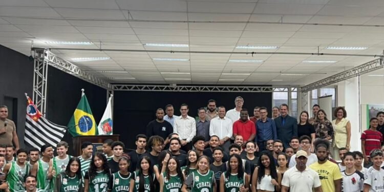 Mais de 200 atletas de Cubatão assinam termo do programa Bolsa Atleta