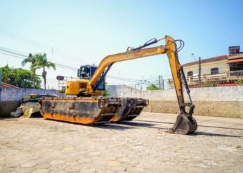 Mongaguá recebe máquina anfíbia para limpar rios e reforçar combate a alagamentos