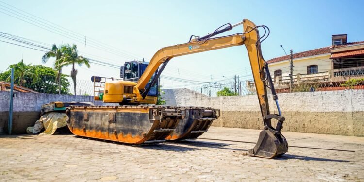 Mongaguá recebe máquina anfíbia para limpar rios e reforçar combate a alagamentos