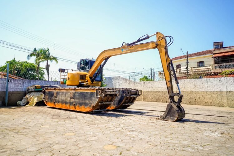 Mongaguá recebe máquina anfíbia para limpar rios e reforçar combate a alagamentos