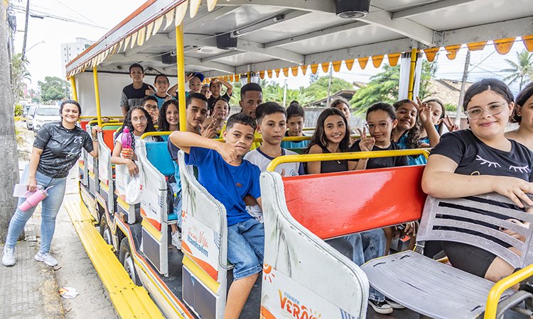 Alunos da rede municipal participam de city tour educativo em Itanhaém