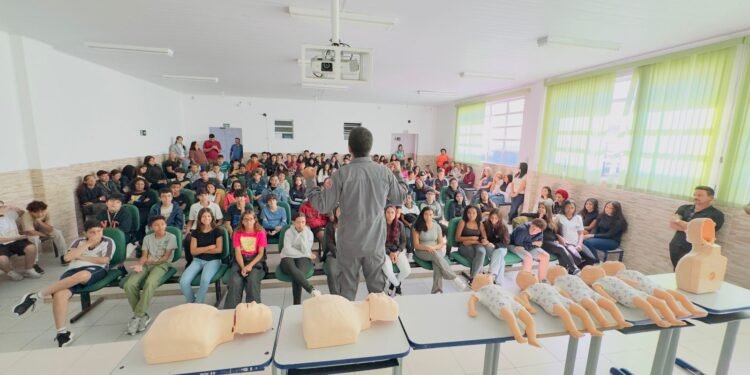 Alunos de Mongaguá participam de treinamento de primeiros socorros com o Corpo de Bombeiros.