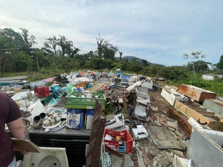 Operação conjunta fecha ferro-velho irregular em Agenor de Campos por riscos ambientais e sanitários