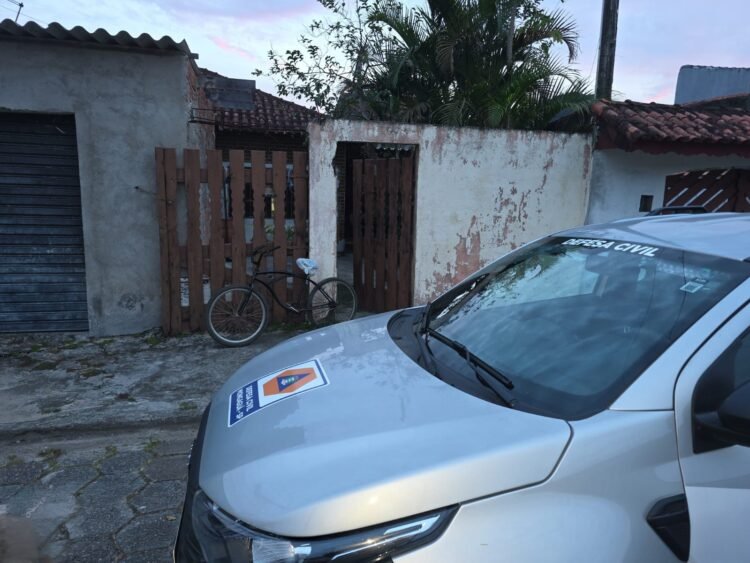 Defesa Civil de Mongaguá controla incêndio em quintal e evita que fogo atingisse residência