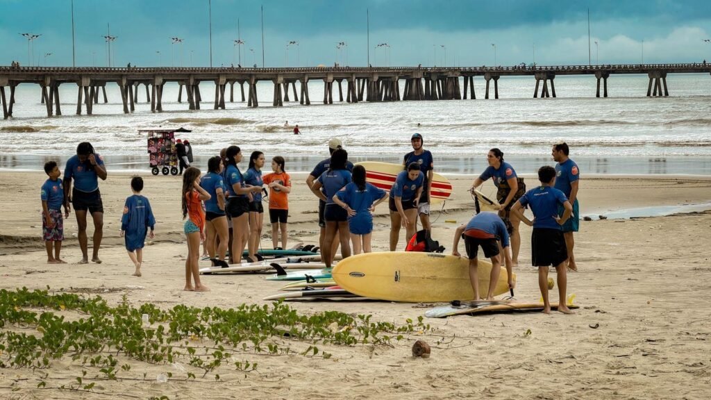 Treinamento reúne surfistas, atletas e moradores para capacitação em primeiros socorros no Píer de Mongaguá