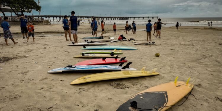 Escola de Surf do Píer promove treinamento de primeiros socorros para surfistas e comunidade em Mongaguá