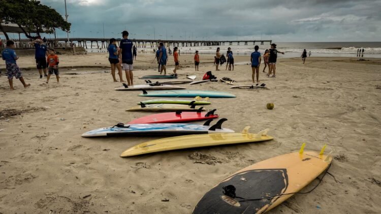 Escola de Surf do Píer promove treinamento de primeiros socorros para surfistas e comunidade em Mongaguá
